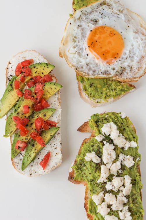 Kostenloses Stock Foto zu appetitlich, avocado toast, avocados