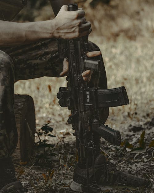 Бесплатное стоковое фото с боеприпасы, вертикальный выстрел, винтовка