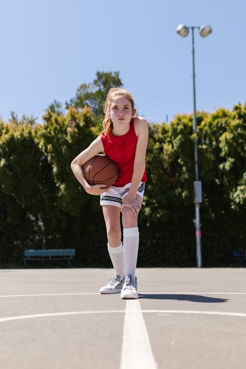 Basketbol, dikey atış, genç içeren Ücretsiz stok fotoğraf