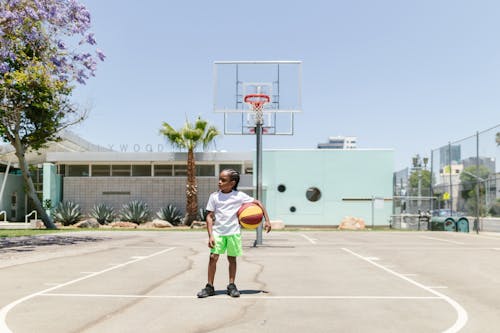 Základová fotografie zdarma na téma basketbalové hřiště, černý kluk, chlapec