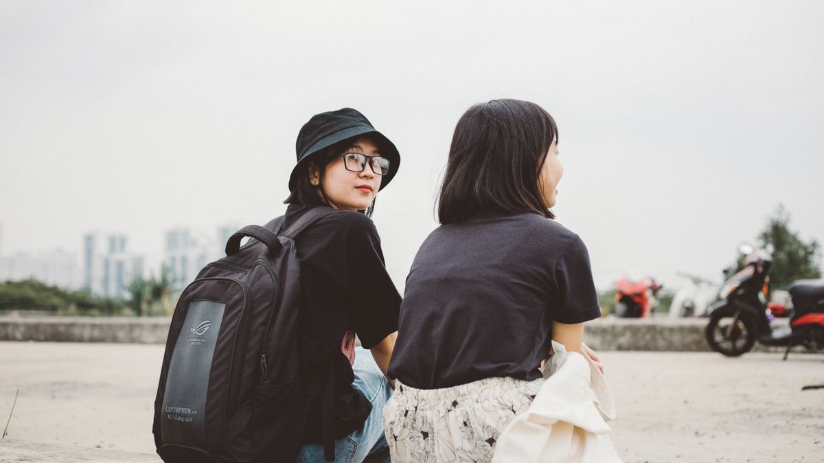 屋外で会話する二人(イメージ)