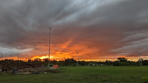 オレンジ色の空, サッカー競技場, 建設現場の無料の写真素材