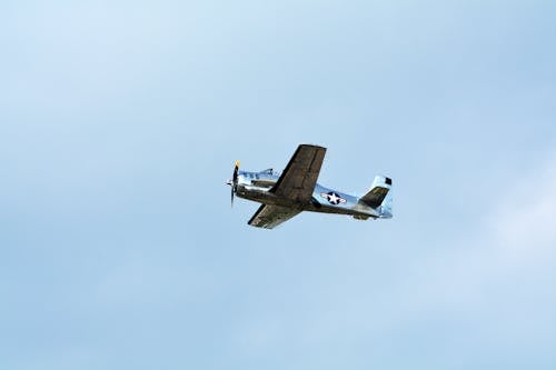 Gratis stockfoto met blauwe lucht, luchtvaart, propeller Stockfoto