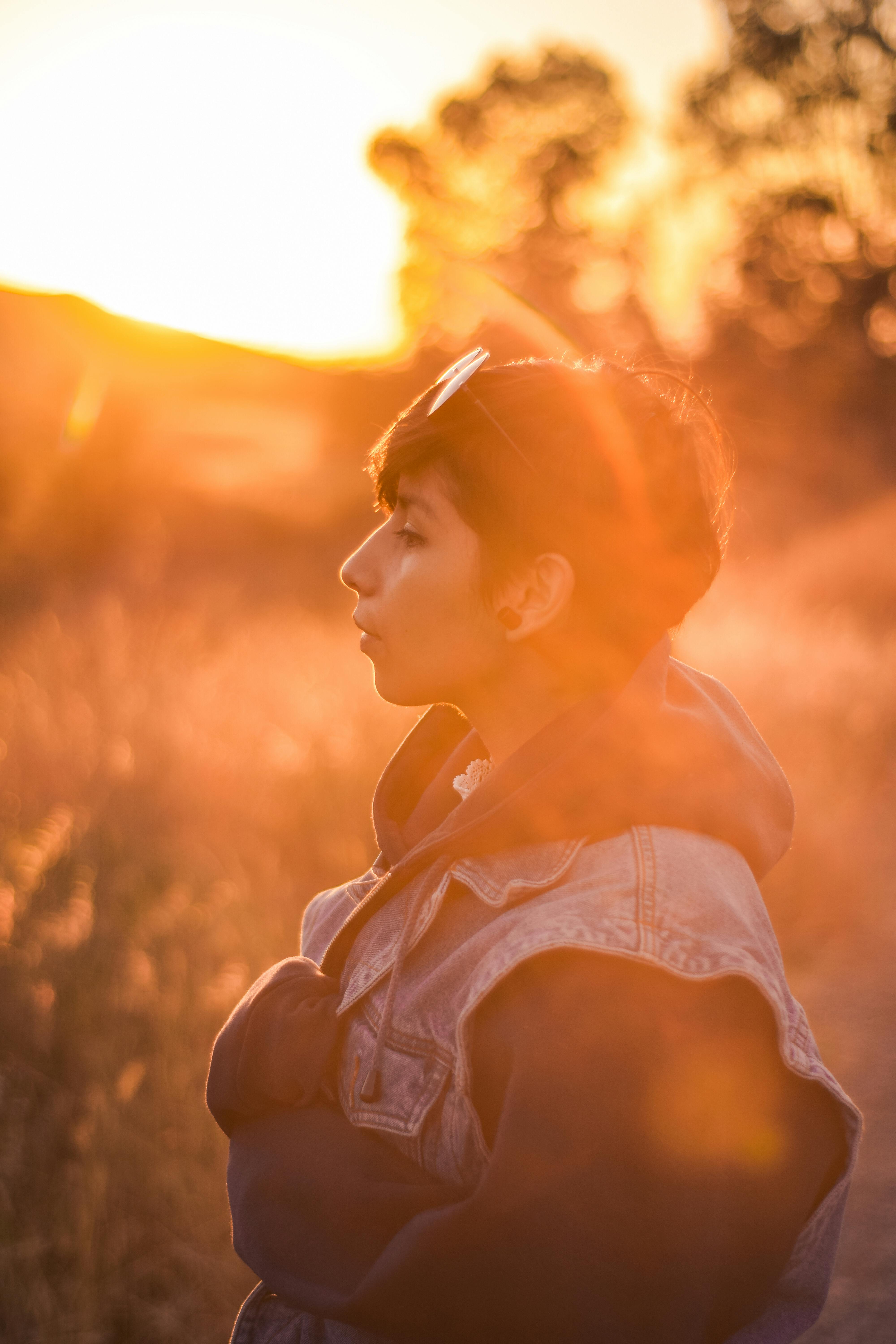在墨西哥莱昂的日落时分，一个女人的剪影被金色的田野包围