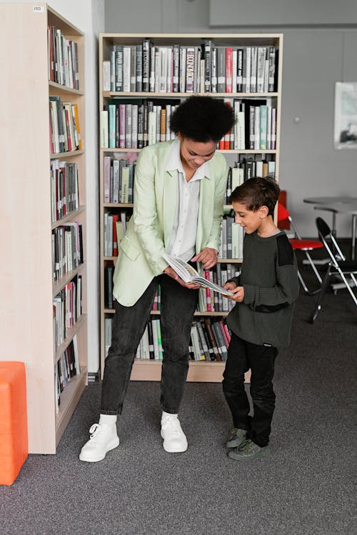 Darmowe zdjęcie z galerii z biblioteka, chłopak, czytanie