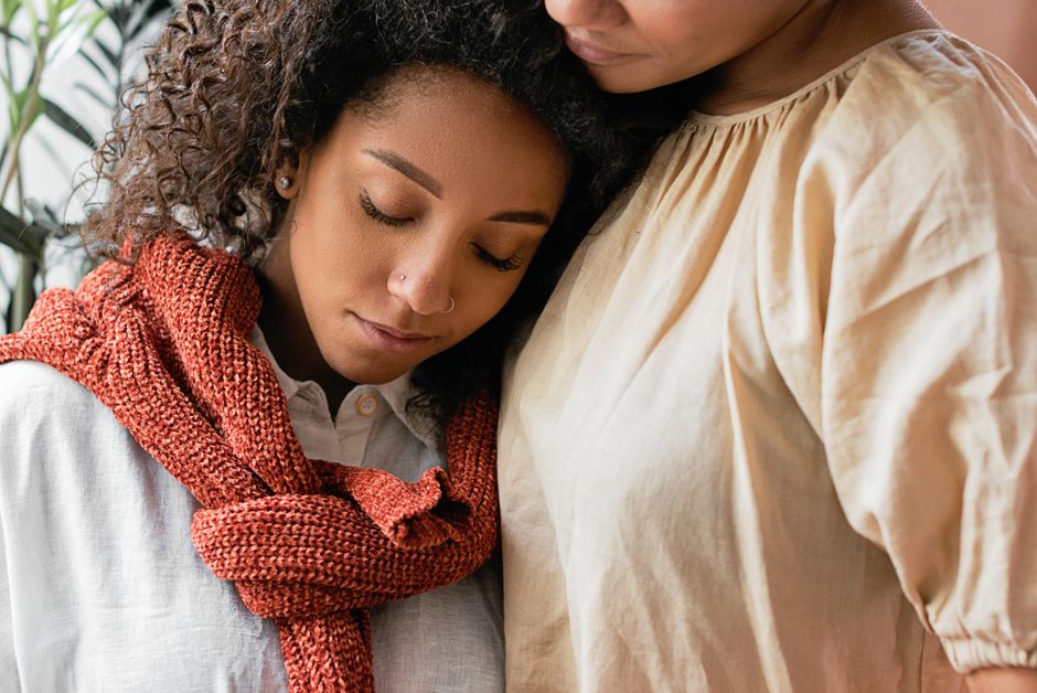 愛と一体感を示す、優しく抱き合う二人。