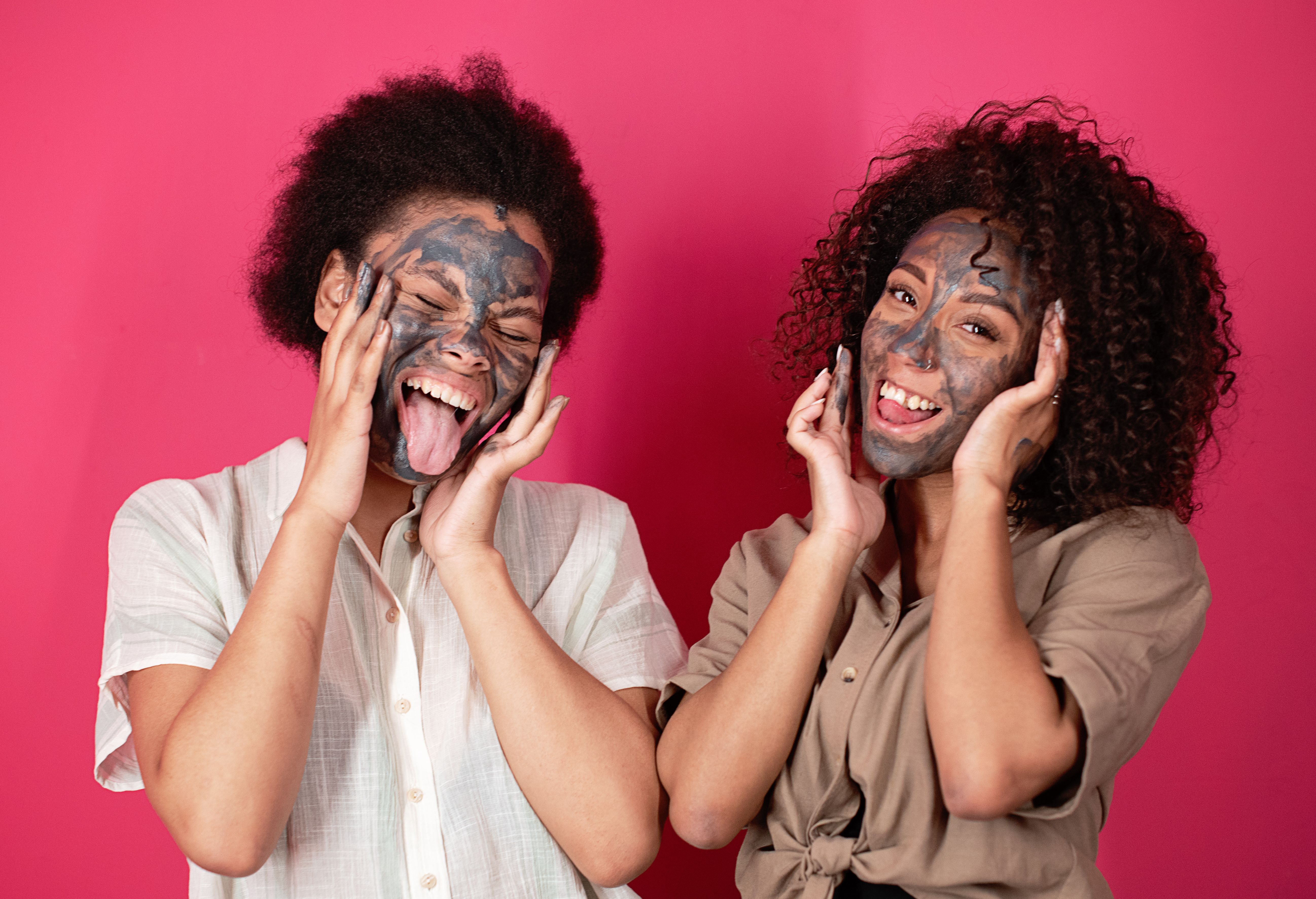 Illustration, savon noir sur le visage