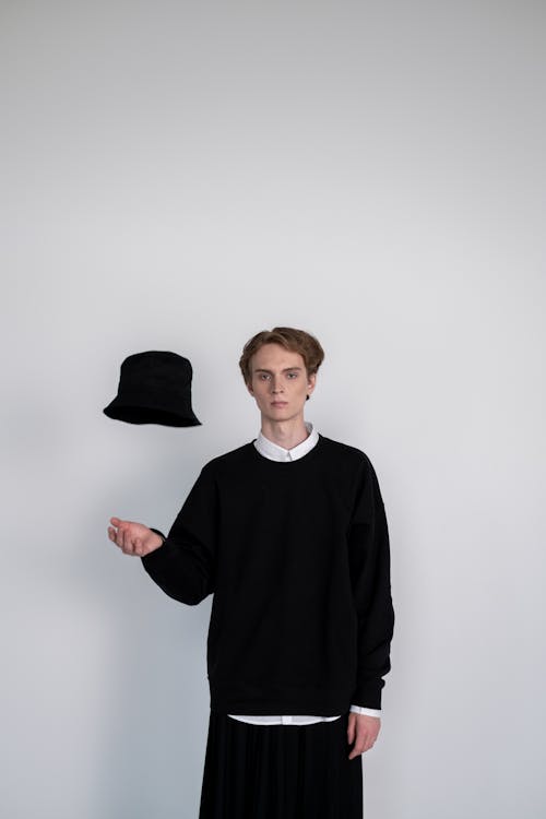 검은 모자, 검은 색 긴 소매, 남자의 무료 스톡 사진