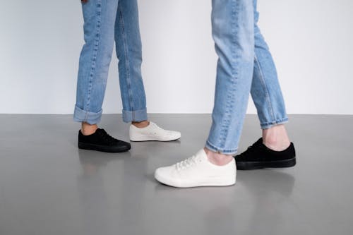Безкоштовне стокове фото на тему «білі кросівки, джинсові штани, контраст»