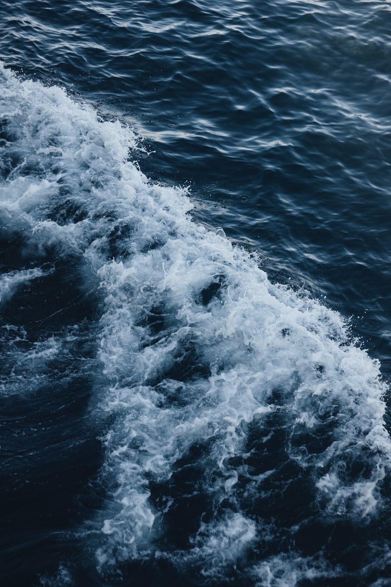 A high-angle shot of dynamic ocean waves creating a refreshing and tranquil atmosphere.
