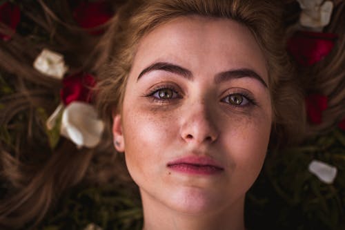 Femme En Rouge à Lèvres Photo