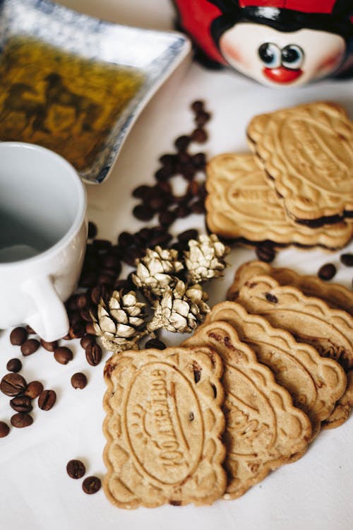 Montón De Galletas Al Lado De Frijoles Y Taza