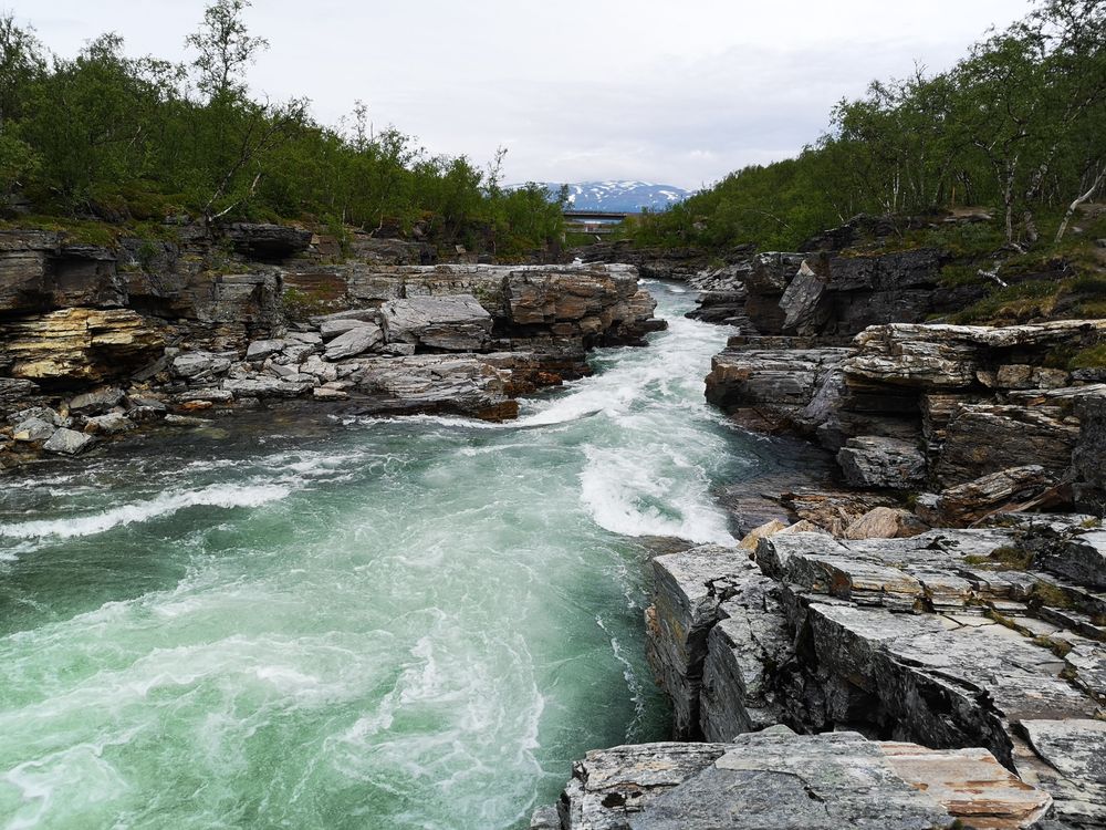River Parted By Rocks River in Between Rocks · Free Stock Photo