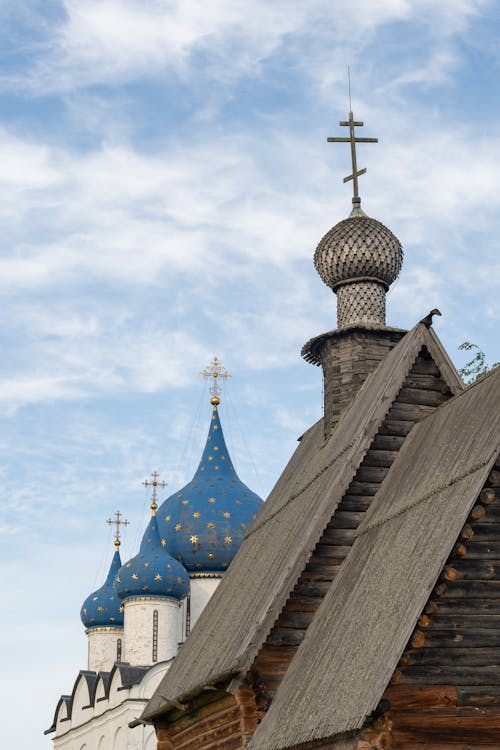 Kerk Met Blauwe Koepeldaken