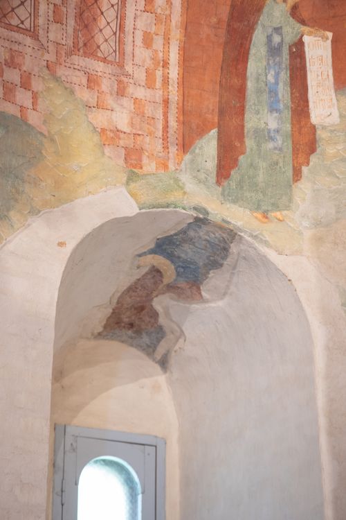 Free Aged fresco art on an arched wall with a window, showcasing ancient craftsmanship. Stock Photo