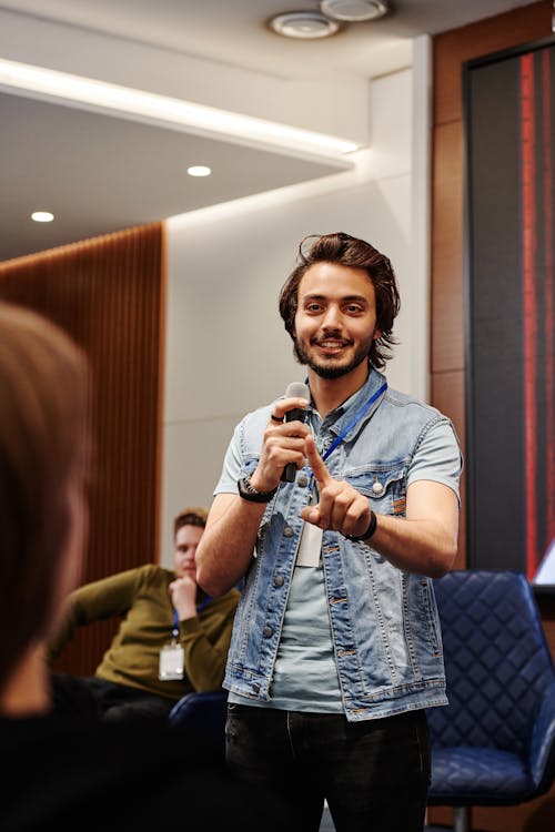 adam, dikey atış, gülümsemek içeren Ücretsiz stok fotoğraf