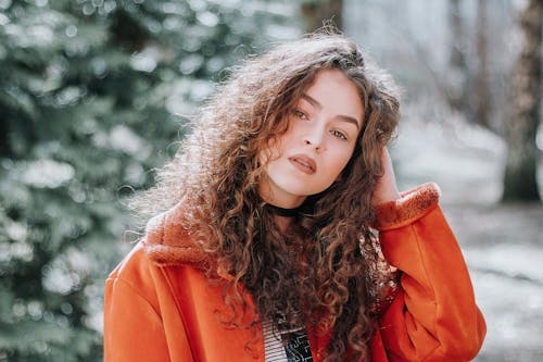 Mujer En Chaqueta Naranja Con Cremallera