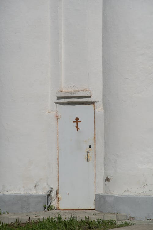 White Wooden Door With Silver Door Knob