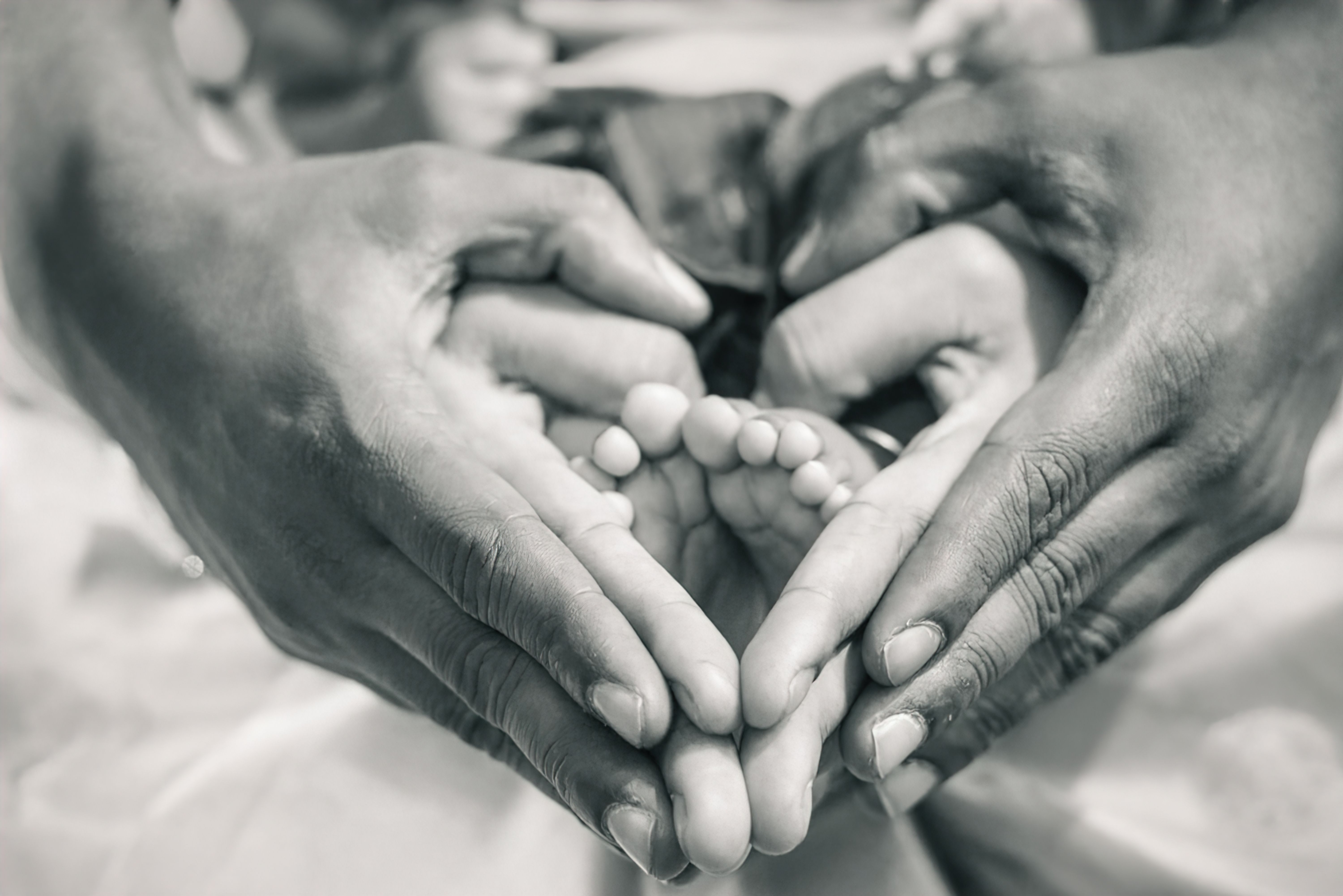 Massage pieds bébé : Guide sécurisé parents