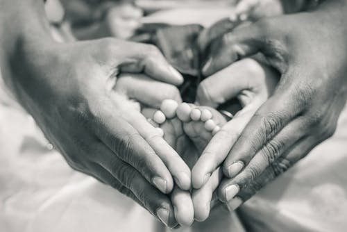 Základová fotografie zdarma na téma detail, dětské nožky, držení