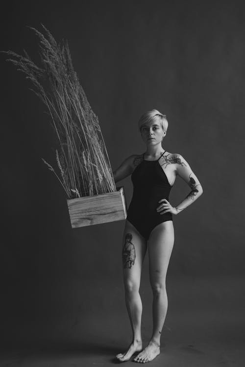 Darmowe zdjęcie z galerii z czarno-biały, kobieta, konceptualny