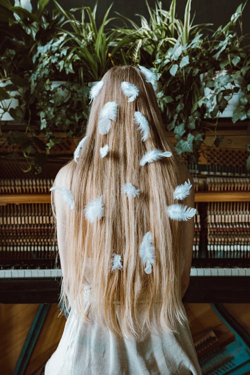 Kostenloses Stock Foto zu federn, frau, lange haare