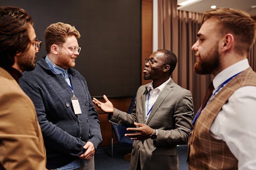 Kostenloses Stock Foto zu diskussion, gemischtrassig, geschäftsleute