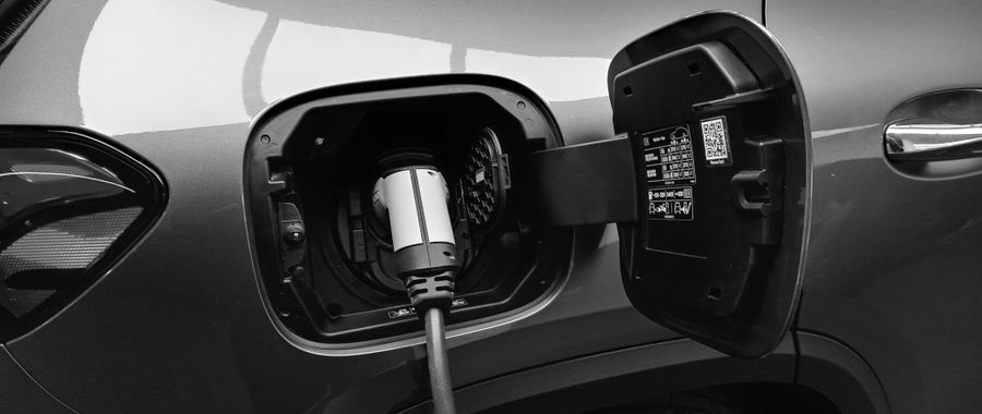 Voiture hybride en recharge — comparaison électrique et hybride