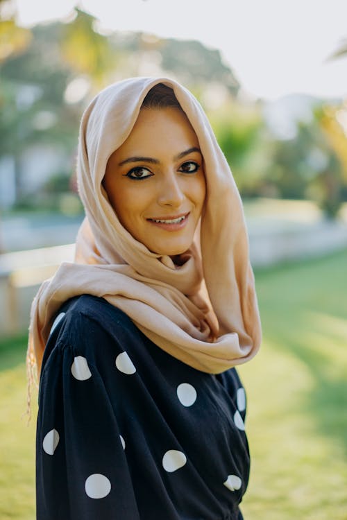 Gratis lagerfoto af arabisk kvinde, beskedenhedstøj, hijab Lagerfoto