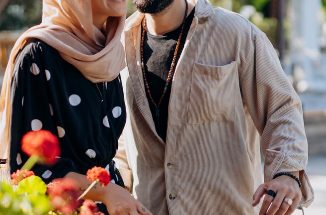 Online dating: starting a conversation on a niche platform