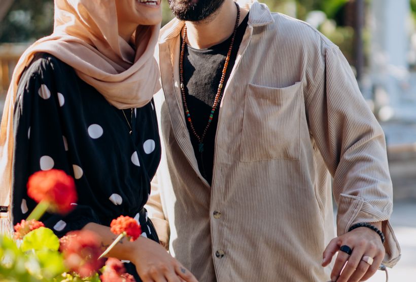 Online dating: starting a conversation on a niche platform