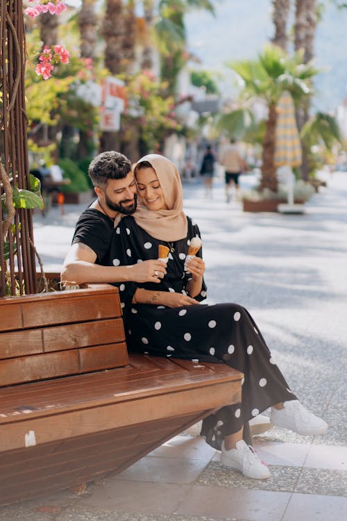Základová fotografie zdarma na téma láska, lavička, muslimský pár