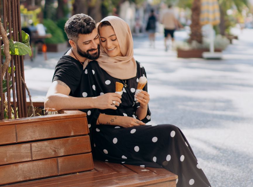 Online dating: starting a conversation on a niche platform