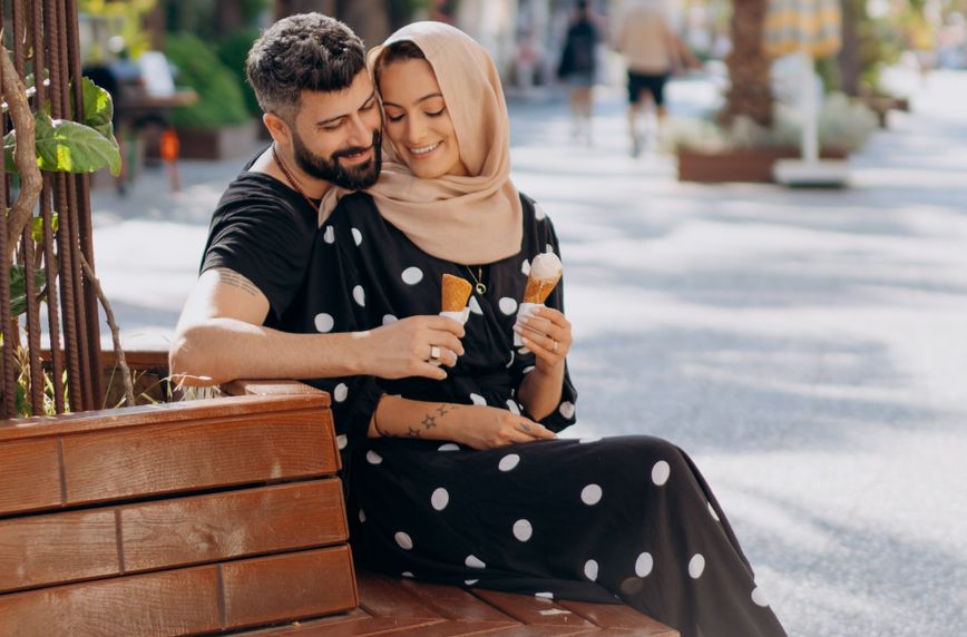 Online dating: starting a conversation on a niche platform
