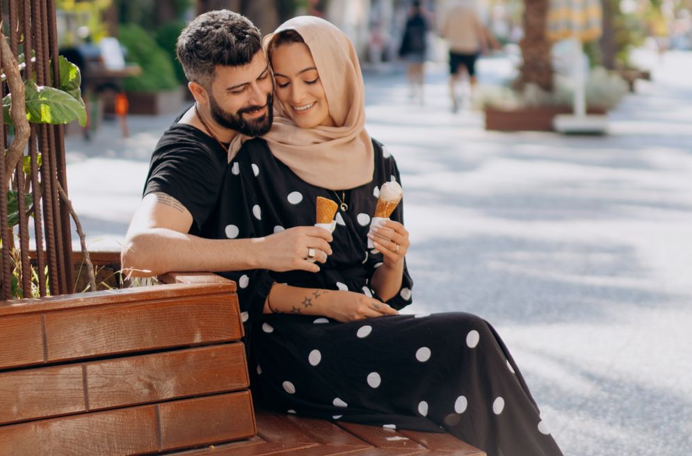 Online dating: starting a conversation on a niche platform