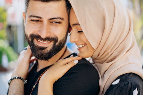 Gratis stockfoto met affectie, arabische vrouw, detailopname