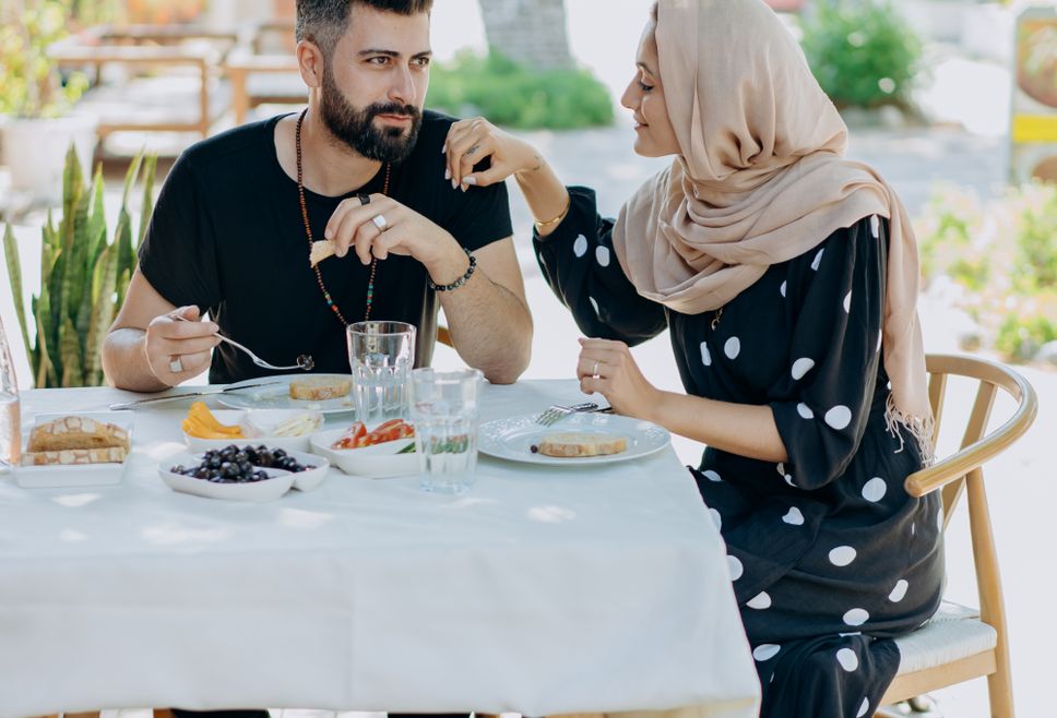 Online dating: starting a conversation on a niche platform