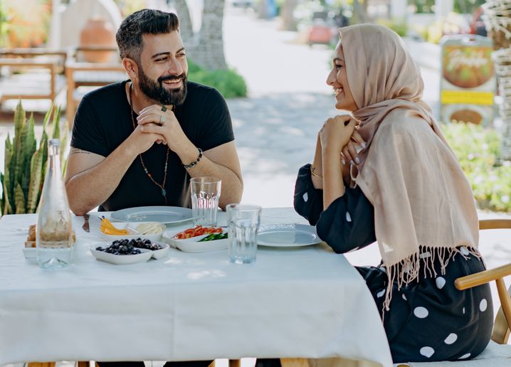Online dating: starting a conversation on a niche platform