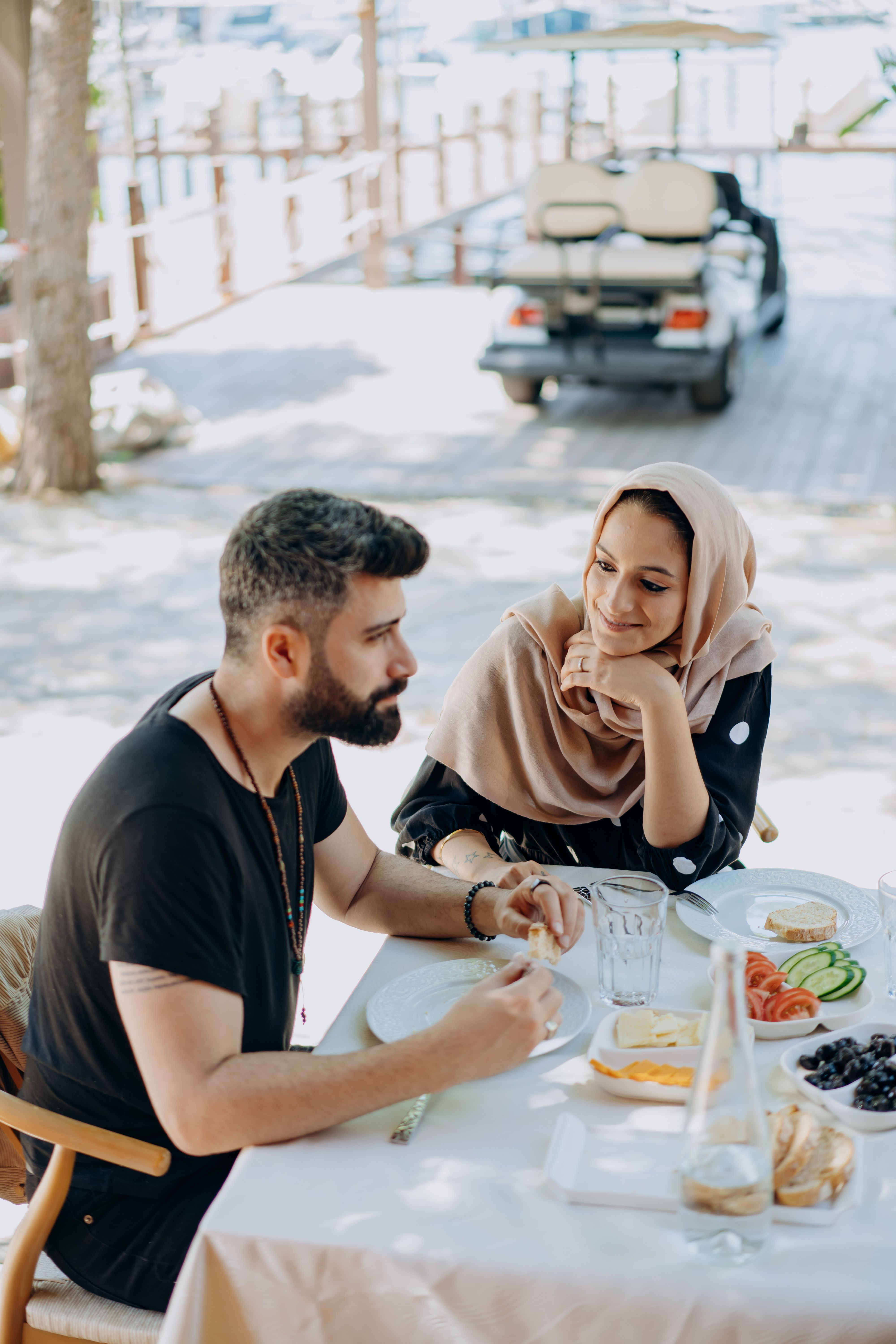 Online dating: starting a conversation on a niche platform
