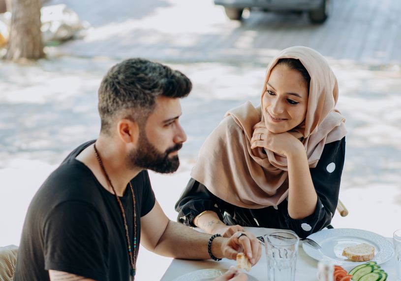 Online dating: starting a conversation on a niche platform