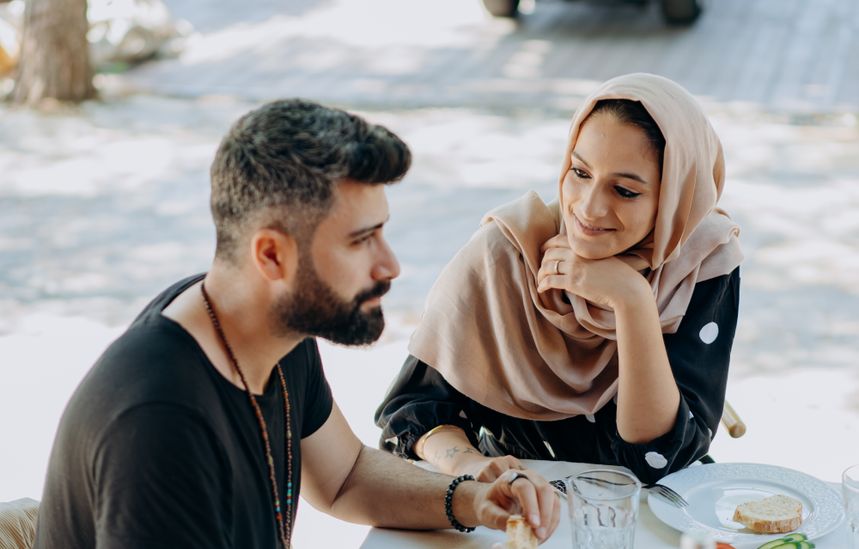 Online dating: starting a conversation on a niche platform