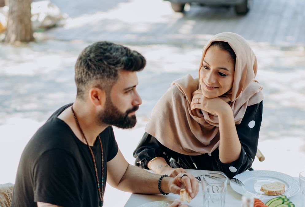 Online dating: starting a conversation on a niche platform