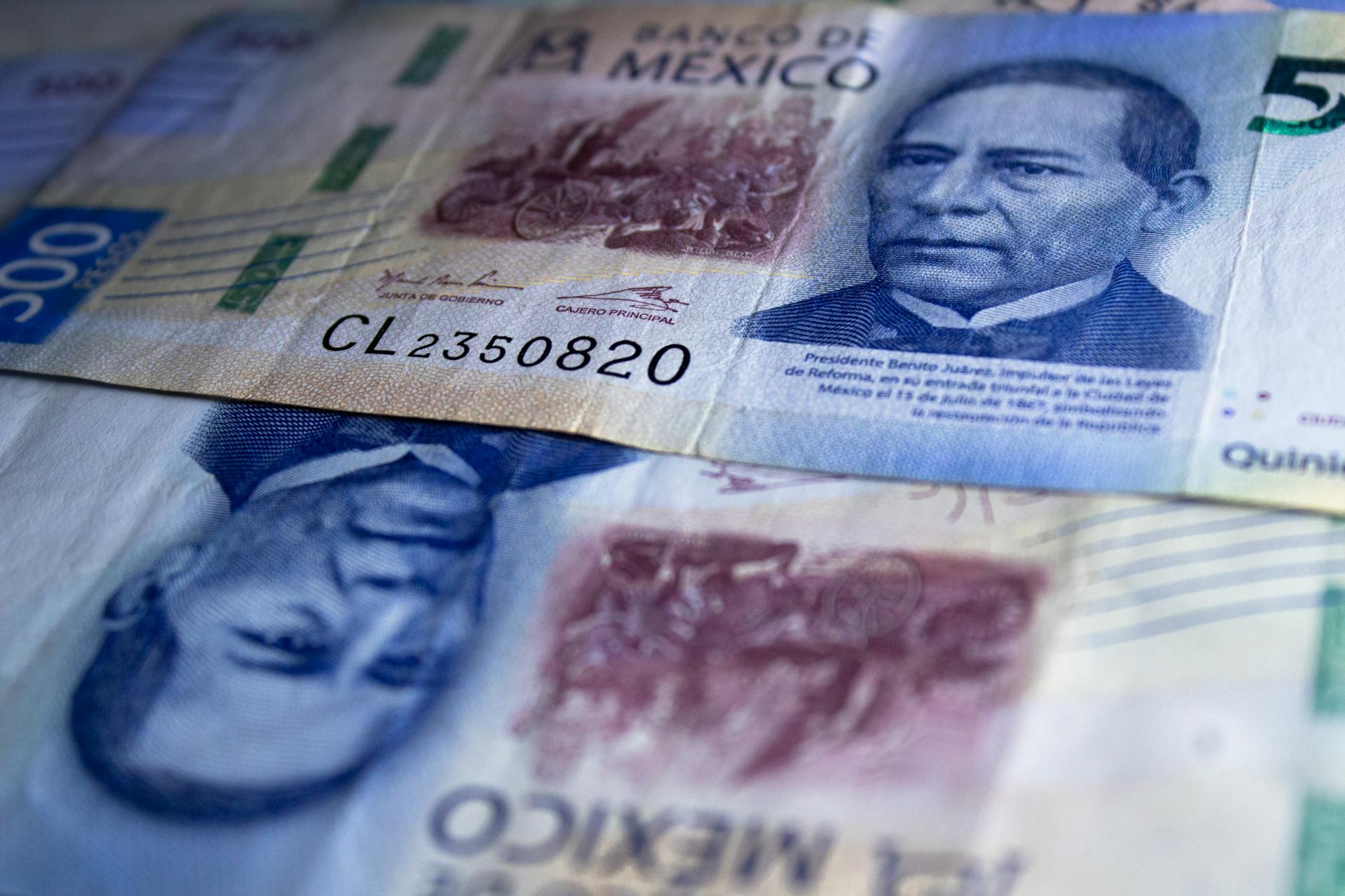 Detailed view of 500 Mexican peso banknotes featuring Benito Juárez.