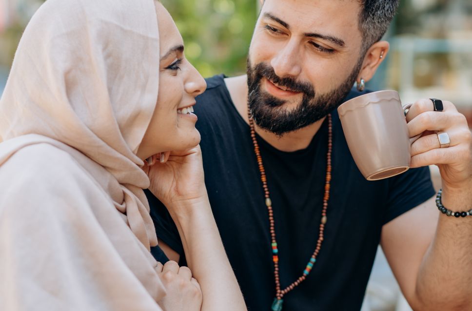 Online dating: starting a conversation on a niche platform