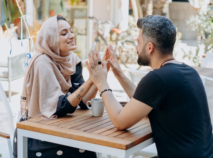 Online dating: starting a conversation on a niche platform