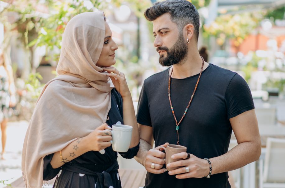 Online dating: starting a conversation on a niche platform