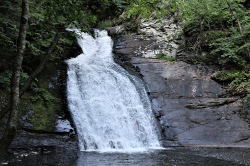 Kostenloses Stock Foto zu fallendes wasser, felsen, wasserfall