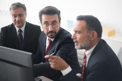 Redactor analizând informații pe un monitor