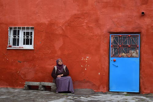 Kostnadsfri bild av äldre, blå dörr, gata