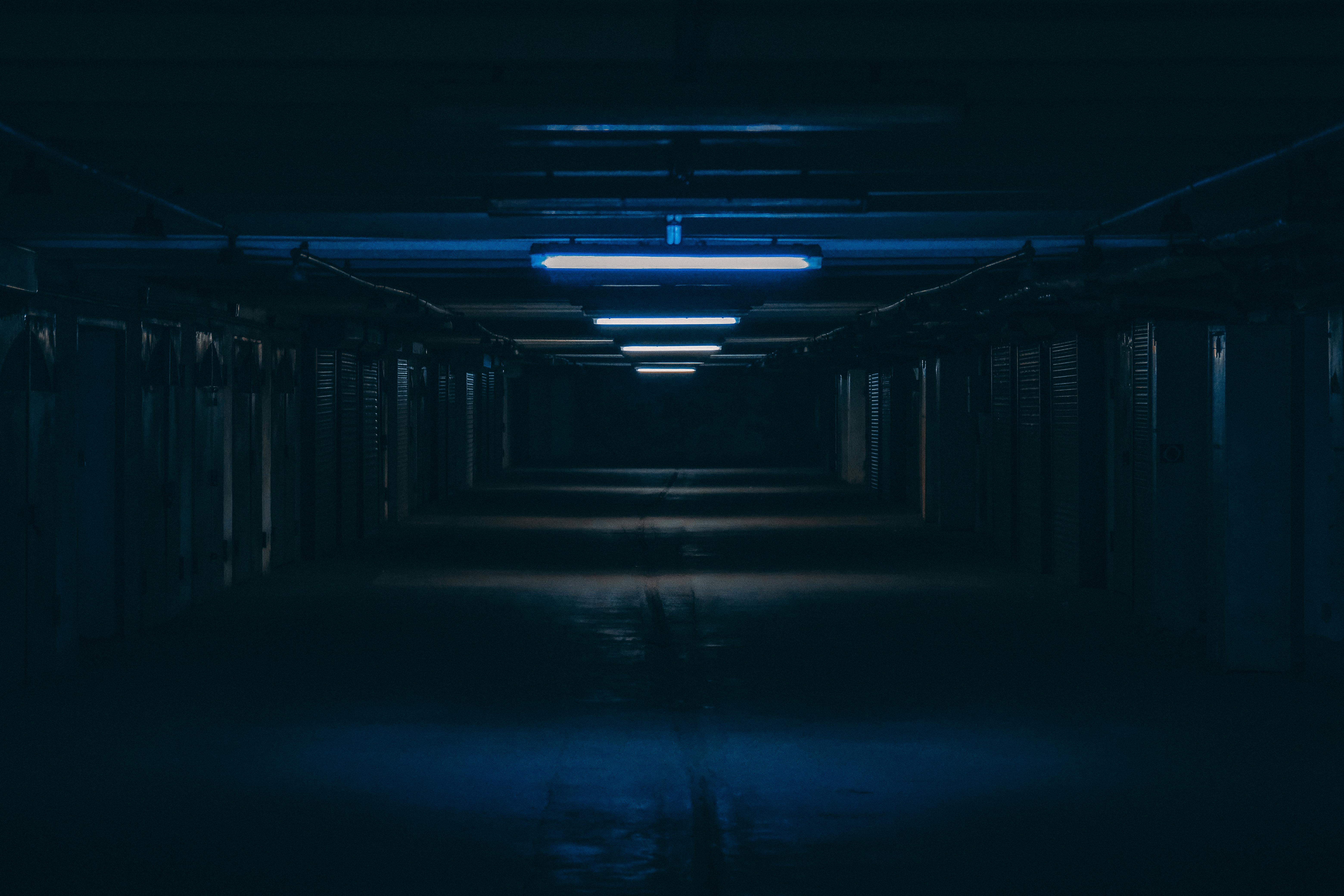 Pasillo de hospital durante un turno noche bajo iluminación fluorescente